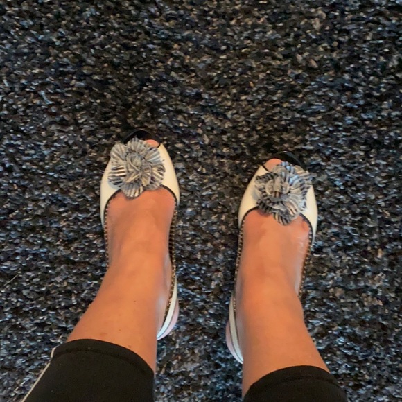 Anne Klein cream and black heels. - Picture 6 of 7